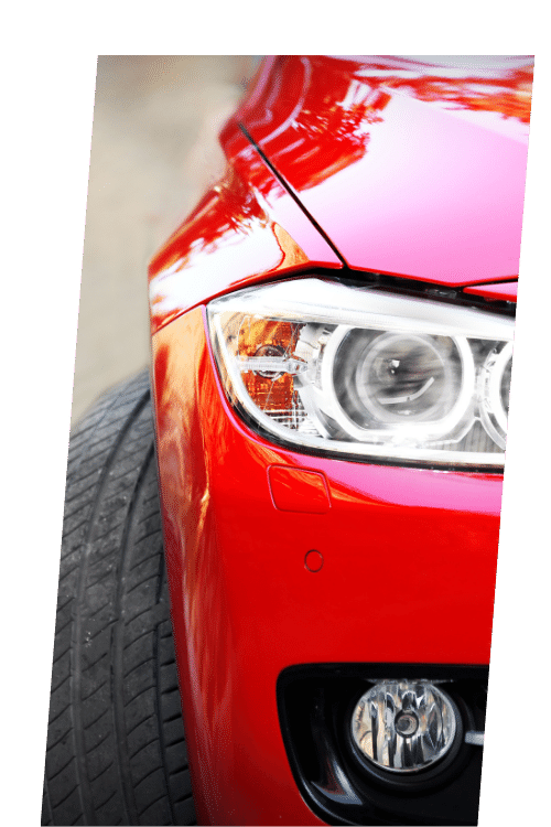 bumper van een glimmende rode auto